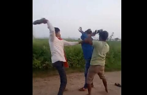 യുവാവിനെ ചെരിപ്പ് കൊണ്ട് മര്‍ദ്ദിക്കുന്ന ദൃശ്യം