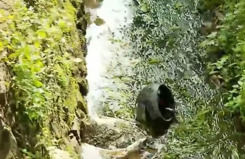 യുവാവിന്റെ ഹെല്‍മറ്റ് ഓടയില്‍/ ടിവി ദൃശ്യം