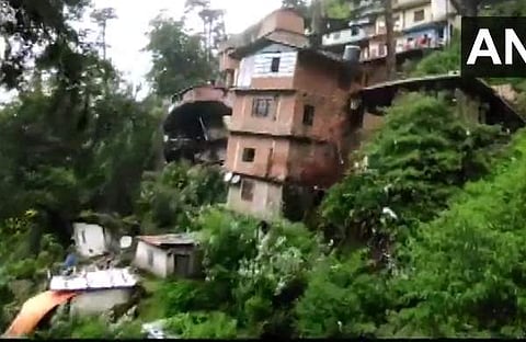 മണ്ണിടിച്ചിലില്‍ വീടുകള്‍ തകരുന്ന ദൃശ്യം, എഎന്‍ഐ