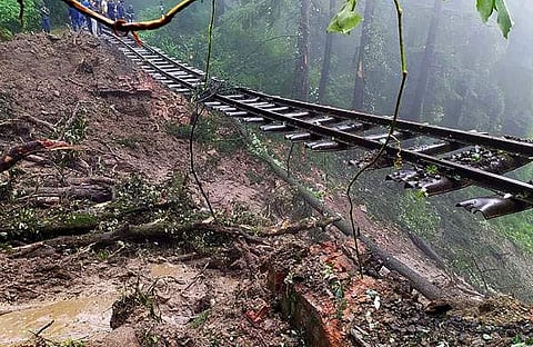 കനത്തമഴയില്‍ ഒലിച്ചുപോയ റെയില്‍വേ ട്രാക്ക്/ പിടിഐ