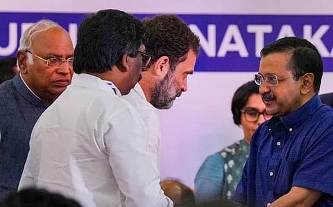 രാഹുല്‍ ഗാന്ധിയും അരവിന്ദ് കെജരിവാളും ബംഗളൂരുവില്‍ ചേര്‍ന്ന പ്രതിപക്ഷ പാര്‍ട്ടികളുടെ യോഗത്തില്‍/പിടിഐ