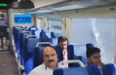 കല്ലേറില്‍ തകര്‍ന്ന വന്ദേഭാരത് എക്‌സ്പ്രസിന്റെ ചില്ലുകള്‍/ ടെലിവിഷന്‍ ചിത്രം