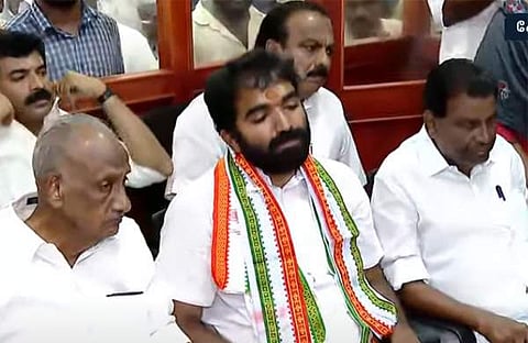 നാമനിര്‍ദേശ പത്രിക സമര്‍പ്പിക്കാനായി എത്തിയ ചാണ്ടി ഉമ്മന്‍