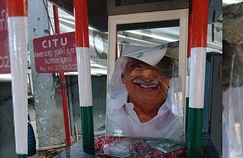 സ്മാരകം തകര്‍ത്ത നിലയില്‍/ ടിവി ദൃശ്യം