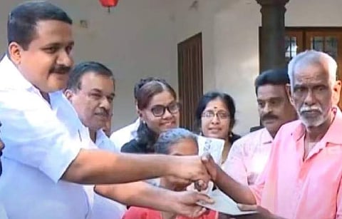 തോമസിന് ആന്റണി ജോണ്‍ എംഎല്‍എ നഷ്ടപരിഹാരം കൈമാറുന്നു/വീഡിയോ സ്‌ക്രീന്‍ഷോട്ട്