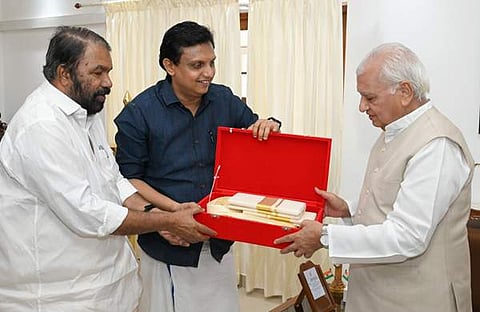 വി. ശിവന്‍കുട്ടിയും മുഹമ്മദ് റിയാസും ഗവർണർക്ക് ഓണക്കോടി സമ്മാനിക്കുന്നു/ഫോട്ടോ: ഫെയ്സ്ബുക്ക്