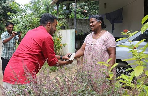 തെരഞ്ഞെടുപ്പ് പ്രചാരണത്തിനിടെ ജെയ്ക്ക് സി തോമസ്‌