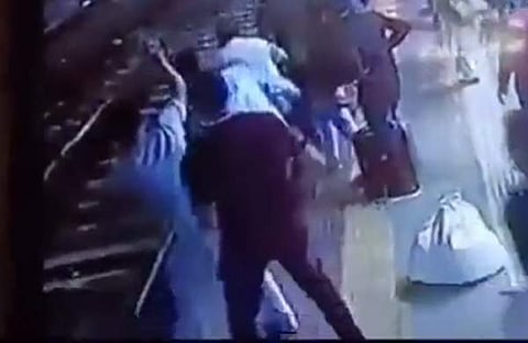 പ്ലാറ്റ്‌ഫോമില്‍ നിന്ന് ട്രാക്കിലേക്ക് യുവാവ് വീഴുന്ന ദൃശ്യം
