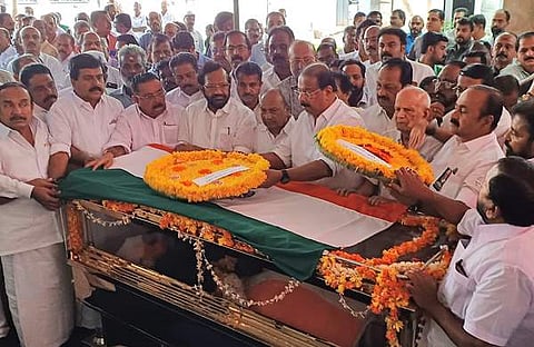 കോൺ​ഗ്രസ് നേതാക്കൾ വക്കം പുരുഷോത്തമന് അന്തിമോപചാരം അർപ്പിക്കുന്നു/ ഫോട്ടോ: ദീപു ബി പി