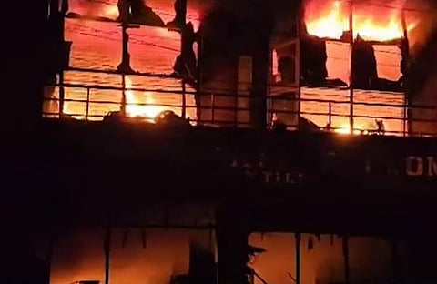 അ​ഗ്നിശമന സേന സ്ഥലത്തെത്തി തീ അണയ്‌ക്കുന്നു/ ടെലിവിഷൻ സ്ക്രീൻഷോട്ട്