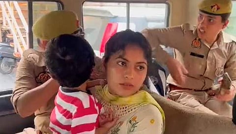 നോയിഡയിലെത്തിയ ബംഗ്ലാദേശ് യുവതി/ ട്വിറ്റര്‍