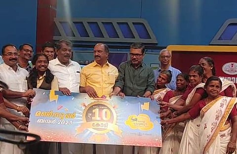 മണ്‍സൂണ്‍ ബംപര്‍ സമ്മാന തുക ഹരിത കര്‍മ്മ സേനാംഗങ്ങള്‍ക്ക് കൈമാറുന്ന ചടങ്ങ്‌