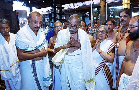 ​ഗുരുവായൂരിൽ ദർശനം നടത്തുന്ന എംടിയും ഭാര്യ കലാമണ്ഡലം സരസ്വതിയും/ ഫെയ്സ്ബുക്ക്