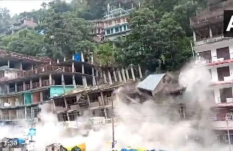 ഹിമാചലില്‍ മണ്ണിടിച്ചിലില്‍ കെട്ടിടങ്ങള്‍ തകര്‍ന്നുവീഴുന്ന ദൃശ്യം, എഎന്‍ഐ