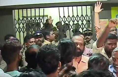 പേട്ട പൊലീസ് സ്റ്റേഷനിലെ സംഘര്‍ഷം/ ടിവി ദൃശ്യം