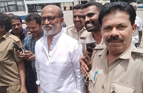 രജനീകാന്ത് ബിഎംടിസി ജീവനക്കൊര്‍ക്കൊപ്പം/ ട്വിറ്റര്‍