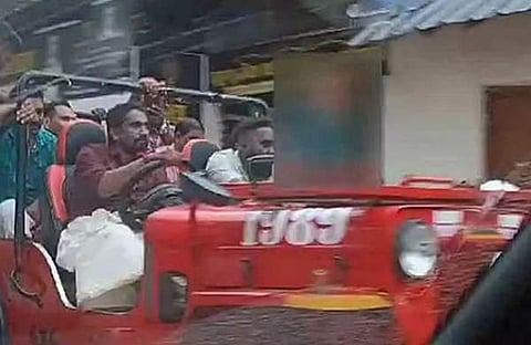 കുട്ടിയെ ജീപ്പിന്റെ ബോണറ്റില്‍ ഇരുത്തി അപകടകരമായ രീതിയില്‍ യാത്ര, സ്‌ക്രീന്‍ഷോട്ട്