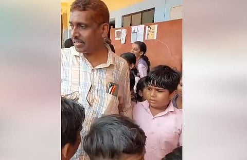 അധ്യാപകന്‍ സ്ഥലംമാറി പോവുന്നത് അറിഞ്ഞ് കരയുന്ന കുട്ടികളുടെ ദൃശ്യം