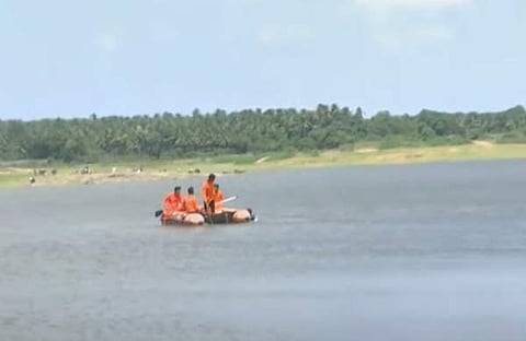 അ​ഗ്നിശമനസേന തിരച്ചിൽ നടത്തുന്നു/ ടിവി ദൃശ്യം