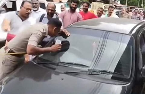കാര്‍ പരിശോധിക്കുന്ന പൊലീസ്‌