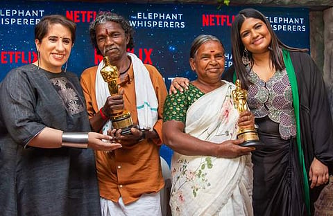 ബൊമ്മനും ബെല്ലിയും എലഫന്റ് വിസ്പറേഴ്‌സ് സംവിധായികയ്ക്കും നിര്‍മാതാവിനുമൊപ്പം/ ഫെയ്‌സ്ബുക്ക്‌