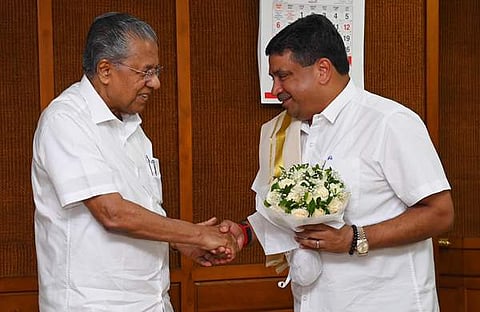 മന്ത്രി പളനിവേൽ ത്യാ​ഗരാജനെ സ്വീകരിക്കുന്ന മുഖ്യമന്ത്രി/ ഫെയ്സ്ബുക്ക്