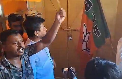 കേന്ദ്ര സഹമന്ത്രിയെ പാർട്ടി ഓഫീസിൽ പൂട്ടിയിട്ട് പ്രതിഷേധം/ എക്‌സ്‌