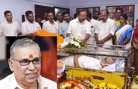 വി മുരളീധരന്‍ അന്ത്യാഞ്ജലി അര്‍പ്പിക്കുന്നു, ഇന്‍സെറ്റില്‍ പിപി മുകുന്ദന്‍/ എക്‌സ്പ്രസ് ചിത്രം