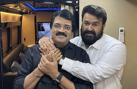 മോഹൻലാലിനൊപ്പമുള്ള ചിത്രവുമായി എംജി ശ്രീകുമാർ/ചിത്രം: ഫെയ്‌സ്‌ബുക്ക്