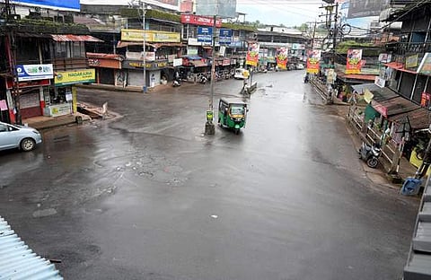 കണ്ടെയ്‌ൻമെന്റ് സോണായി പ്രഖ്യാപിച്ചതിന് ശേഷം ആളൊഴിഞ്ഞ കുറ്റ്യാടി ടൗൺ/ ചിത്രം ​ഗോകുൽ ഇ