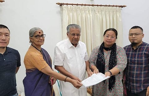 മണിപ്പൂര്‍ വിദ്യാര്‍ത്ഥികള്‍ മുഖ്യമന്ത്രിയെ സന്ദര്‍ശിച്ചപ്പോള്‍