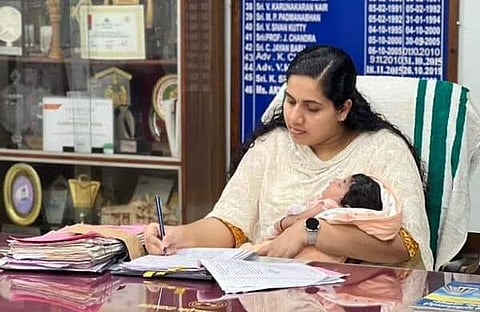 മേയർ ആര്യ രാജേന്ദ്രൻ ഓഫീസിൽ/ ഫെയ്‌സ്‌‌ബുക്ക്