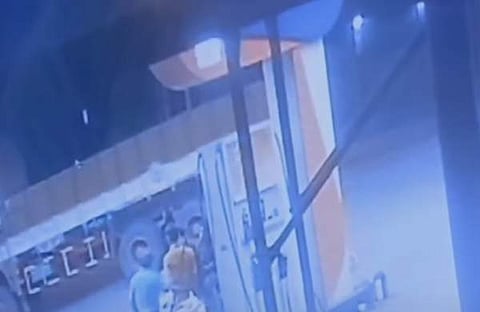 പെട്രോള്‍ പമ്പ് ജീവനക്കാരനെ മര്‍ദ്ദിക്കുന്ന സിസിടിവി ദൃശ്യം
