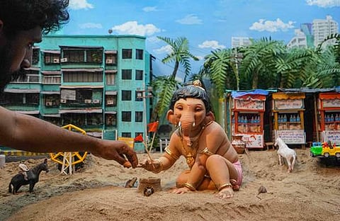ഗണേശ ചതുർഥി ആഘോഷങ്ങളുടെ ഭാ​ഗമായി മുംബൈയിലെ കടൽതീരത്ത് ഒരുക്കിയ കലാസൃഷ്ടി/ ചിത്രം: പിടിഐ