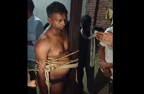 പൊലീസ് ഉദ്യോ​ഗസ്ഥനെ കെട്ടിയിട്ടിരിക്കുന്നു/ വീഡിയോ ദൃശ്യത്തിൽ നിന്ന്