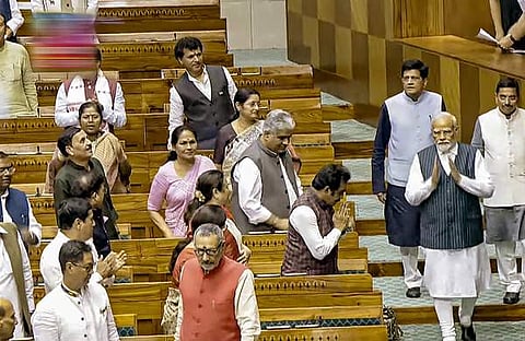 പുതിയ പാര്‍ലമെന്റ് മന്ദിരത്തില്‍ പ്രധാനമന്ത്രി നരേന്ദ്ര മോദിയെ അഭിവാദ്യം ചെയ്യുന്ന അംഗങ്ങള്‍/പിടിഐ