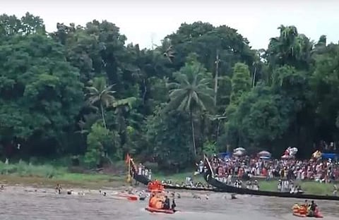 ഫയര്‍ഫോഴ്‌സ് സംഘത്തിന്റെ രക്ഷാപ്രവര്‍ത്തനം