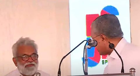 കാസര്‍കോട് പൊതുവേദിയില്‍ നിന്ന് ക്ഷുഭിതനായി ഇറങ്ങിപ്പോകുന്ന മുഖ്യമന്ത്രി