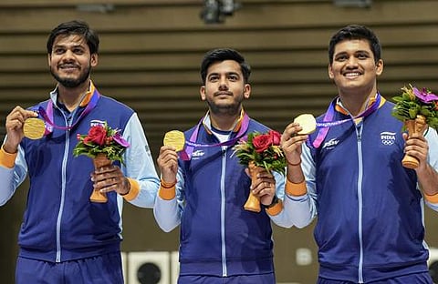 ഏഷ്യൻ ​ഗെയിംസ് സ്വർണ മെഡലുകളുമായി ഷൂട്ടിങ് താരങ്ങൾ/ പിടിഐ