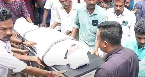 ബാങ്കിന് മുന്നില്‍ മൃതദേഹവുമായുള്ള പ്രതിഷേധം