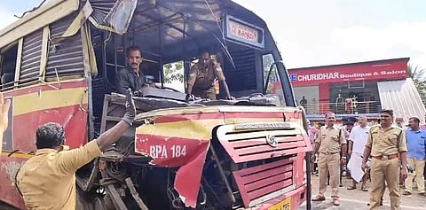 അപകടത്തില്‍പ്പെട്ട ബസ് സ്ഥലത്ത് നിന്ന് മാറ്റുന്നു/വീഡിയോ സ്‌ക്രീന്‍ഷോട്ട്