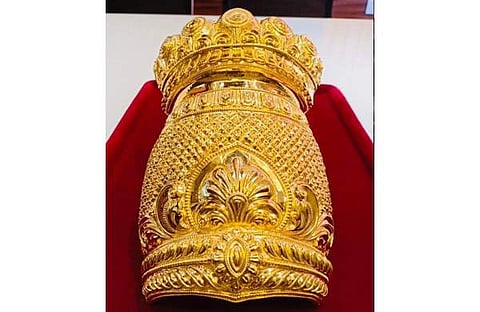 ഗുരുവായൂര്‍ ക്ഷേത്രത്തില്‍ സമര്‍പ്പിക്കുന്ന പൊന്നിന്‍ കിരീടം