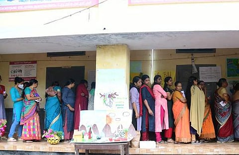 വോട്ട് ചെയ്യാനായി ക്യൂനില്‍ക്കുന്നവര്‍/ ട്വിറ്റര്‍