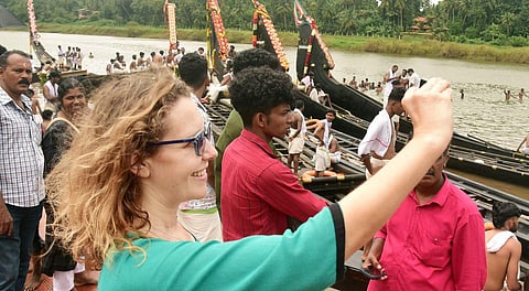 പള്ളിയോടങ്ങളുടെ ചിത്രം പകര്‍ത്തുന്ന വിനോദസഞ്ചാരി/എക്‌സ്പ്രസ്