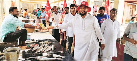 സിപിഎം പ്രവര്‍ത്തകര്‍ തെരഞ്ഞെടുപ്പ് പ്രചാരണത്തിനിടെ
