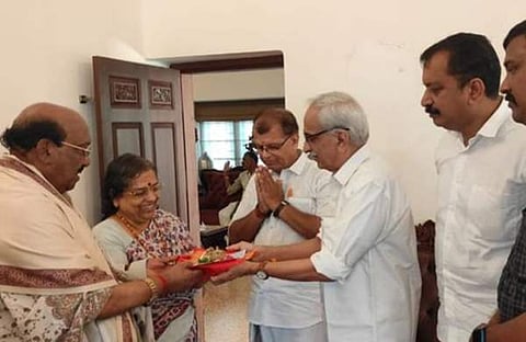 അയോധ്യയിൽ നിന്നെത്തിച്ച അക്ഷതം വെള്ളാപ്പള്ളി നടേശനും, പ്രീതി നടേശനും കൈമാറുന്നു/ ഫെയ്സ്ബുക്ക്