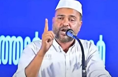 സത്താർ പന്തല്ലൂർ പ്രസം​ഗിക്കുന്നു/ ടിവി ദൃശ്യം