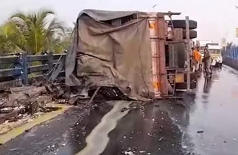മുട്ട കയറ്റി വന്ന ലോറി മറിഞ്ഞപ്പോള്‍/ ഫോട്ടോ: വീഡിയോ സ്‌ക്രീന്‍ഷോട്ട്‌