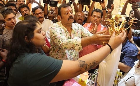 മാതാവിന് സ്വര്‍ണ കിരീടം സമര്‍പ്പിക്കുന്ന സുരേഷ് ഗോപിയും മകളും