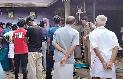 കുട്ടി കിണറ്റില്‍ വീണെന്നറിഞ്ഞ് വീട്ടിലെത്തിയ നാട്ടുകാരും പൊലീസും